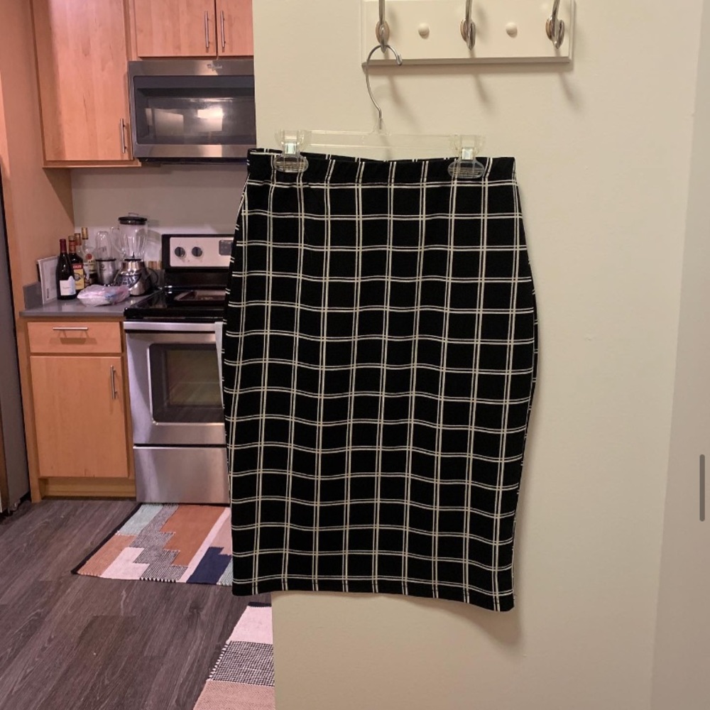 Stretchy black and white pencil skirt